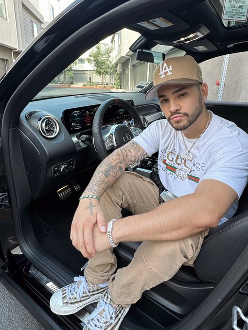 in the whip pushin buttons ion even know what they do 🤷🏻&zwj;♂️ https://t.co/KnIMH83ij8