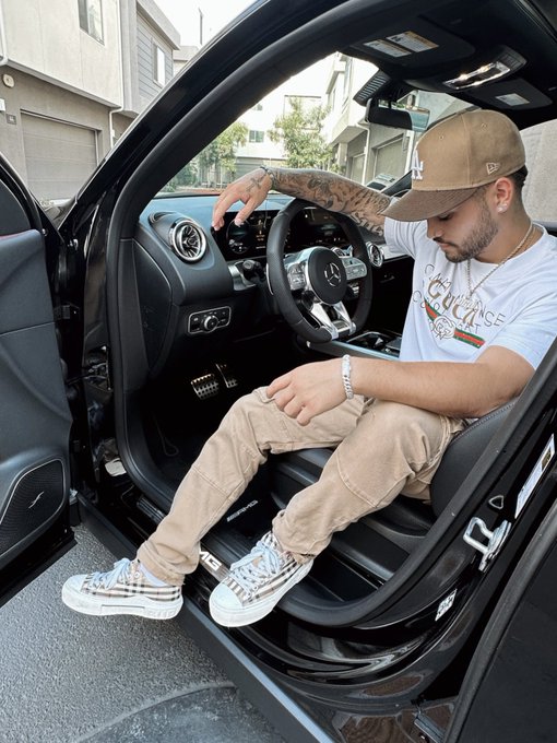 in the whip pushin buttons ion even know what they do 🤷🏻&zwj;♂️ https://t.co/KnIMH83ij8