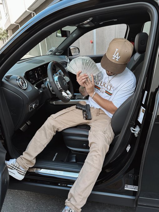 in the whip pushin buttons ion even know what they do 🤷🏻&zwj;♂️ https://t.co/KnIMH83ij8