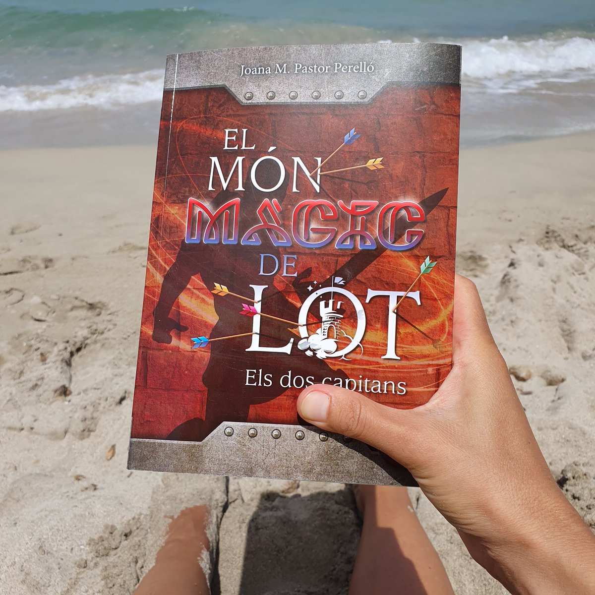 El món màgic de Lot: Els dos capitans, una lectura fantàstica per a l'estiu! 🏰⛱️🐴🐚⚔️🍧📖👙🩴🏄‍♀️🔥 Aventures, entreteniment, rialles, passió i molta màgia per repartir a tothom! 🌐 Ves al web i llegeix el principi. Però recorda que és el 2n llibre de la saga de Lot #SagaFantasia