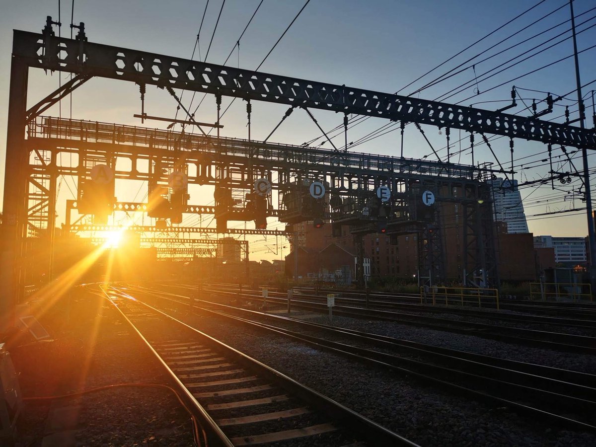 SignaloftheDay's tweet photo. Leeds Gantry 6 looking towards Leeds Station, Dusk and Dawn (Submitted by Scott Pickles)
#SignalOfTheDay #SundayBonus https://t.co/ixqByJSIwq