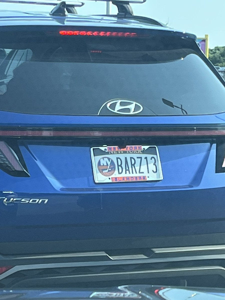 costy_costy015's tweet photo. This guy buy the actual buy the car from the lobby at UBS? Love the dedication to the franchise!!! @NYIslanders @YesMenOutfitter @SchwartzSports #isles #pointlookoutny https://t.co/xEJPwsIxxY