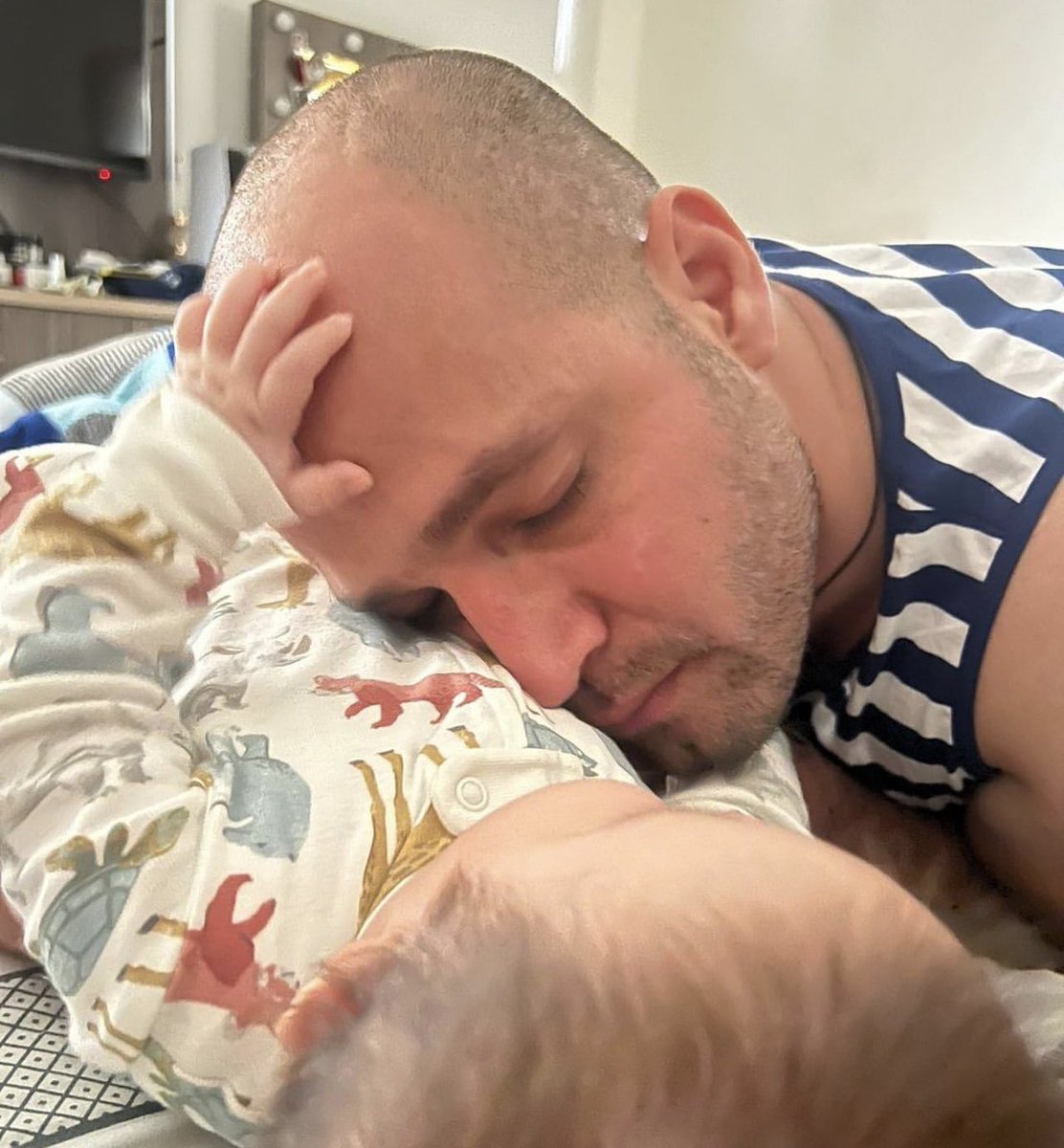 GelitzaRobles's tweet photo. El bebito de Agustín Intriago acababa de cumplir 6 meses. Además de seguirlo como alcalde, seguía a su familia que siempre difundía amor. En serio, nos dejaron sin país y nos están dejando sin lágrimas. Su vida significó mucho. Y ojalá que su muerte no quede ahí. ¡Cuánto dolor! https://t.co/PkBHNuUIzC