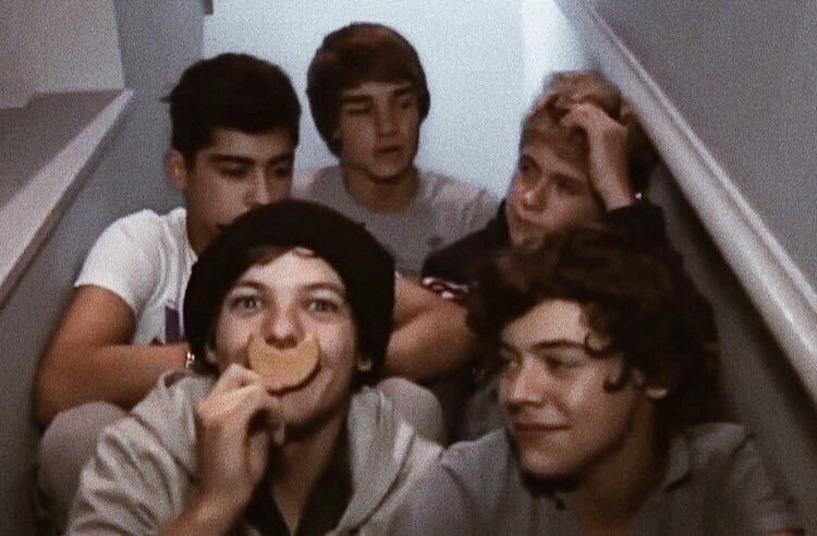 styldx's tweet image. meu coração dói de saudades da minha adolescência com meus meninos, eles ja me salvaram tanto nessa vida, ja me tiraram de tanta dor dentro de mim… se eles soubessem o quanto são importantes pra mim, eu amo vocês demais meus meninos, pra sempre, pra toda vida ❤️‍🩹