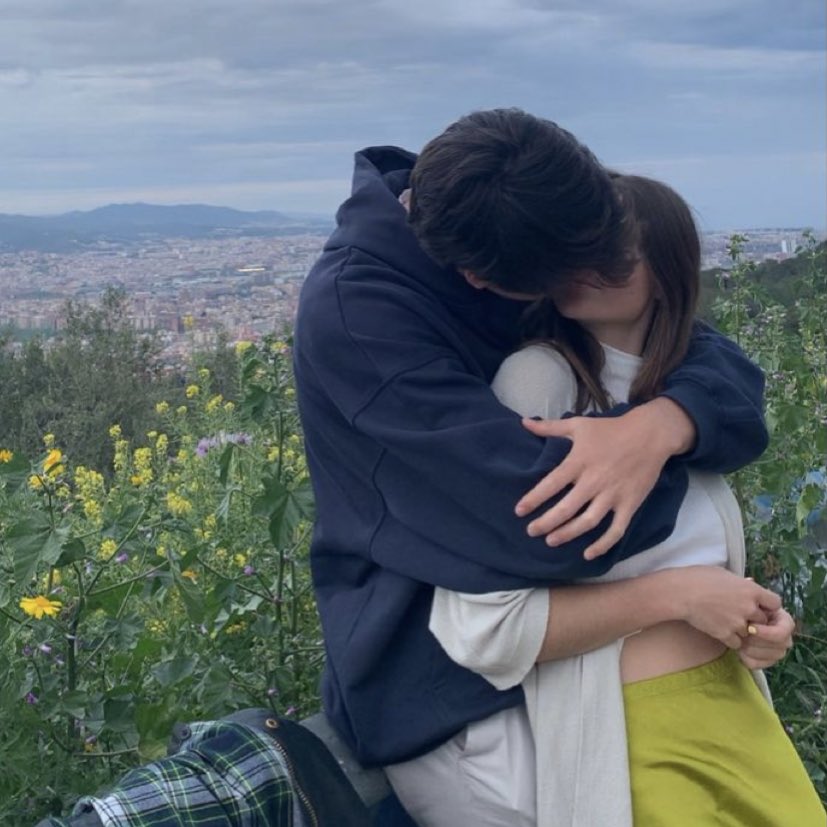 Hola a todos soy Rhett y estoy hasta los cojones de hacer esto pero estoy muy en flop. Quiero hacer amigos. Ahora soy más amigable lo prometo. No odio a nadie y si quieren les enseño a usar armas. Foto con mis hijas para que veías lo bueno que soy