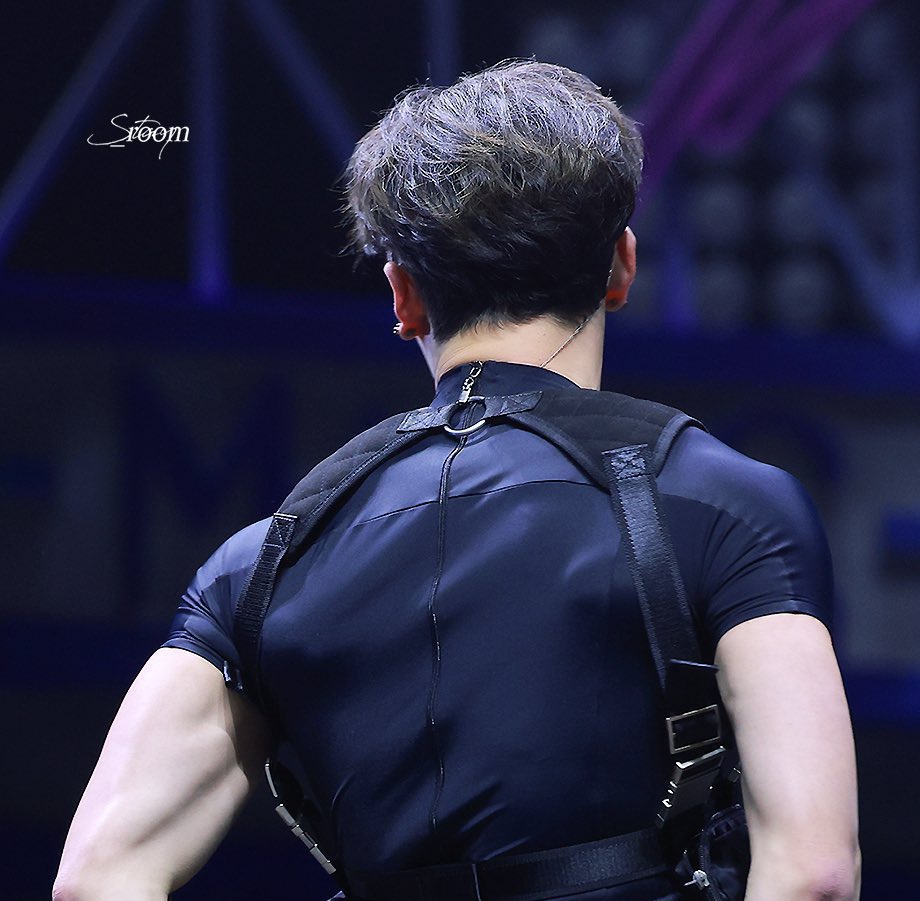 bang chan’s 55 cm shoulders >>>