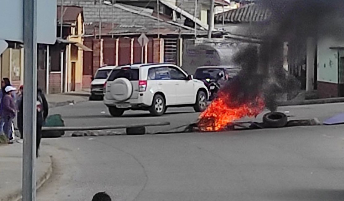 Sanchezmendieta's tweet photo. Moradores del barrio Calera Baja, al sur de #Cuenca, protestan en contra de la parada de buses interparroquiales e interprovinciales que el Municipio de Cuenca planifica colocar en esta zona. Fotos: @ceramon70_cesar https://t.co/1dBRvTb4Cd
