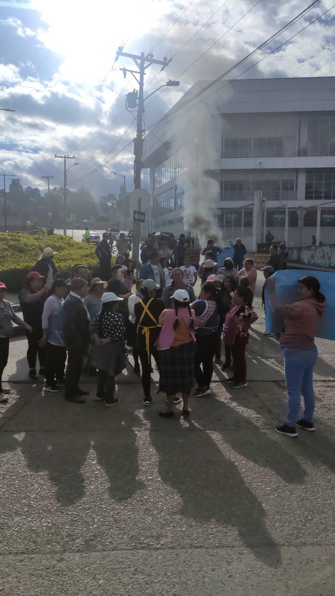 Sanchezmendieta's tweet photo. Moradores del barrio Calera Baja, al sur de #Cuenca, protestan en contra de la parada de buses interparroquiales e interprovinciales que el Municipio de Cuenca planifica colocar en esta zona. Fotos: @ceramon70_cesar https://t.co/1dBRvTb4Cd