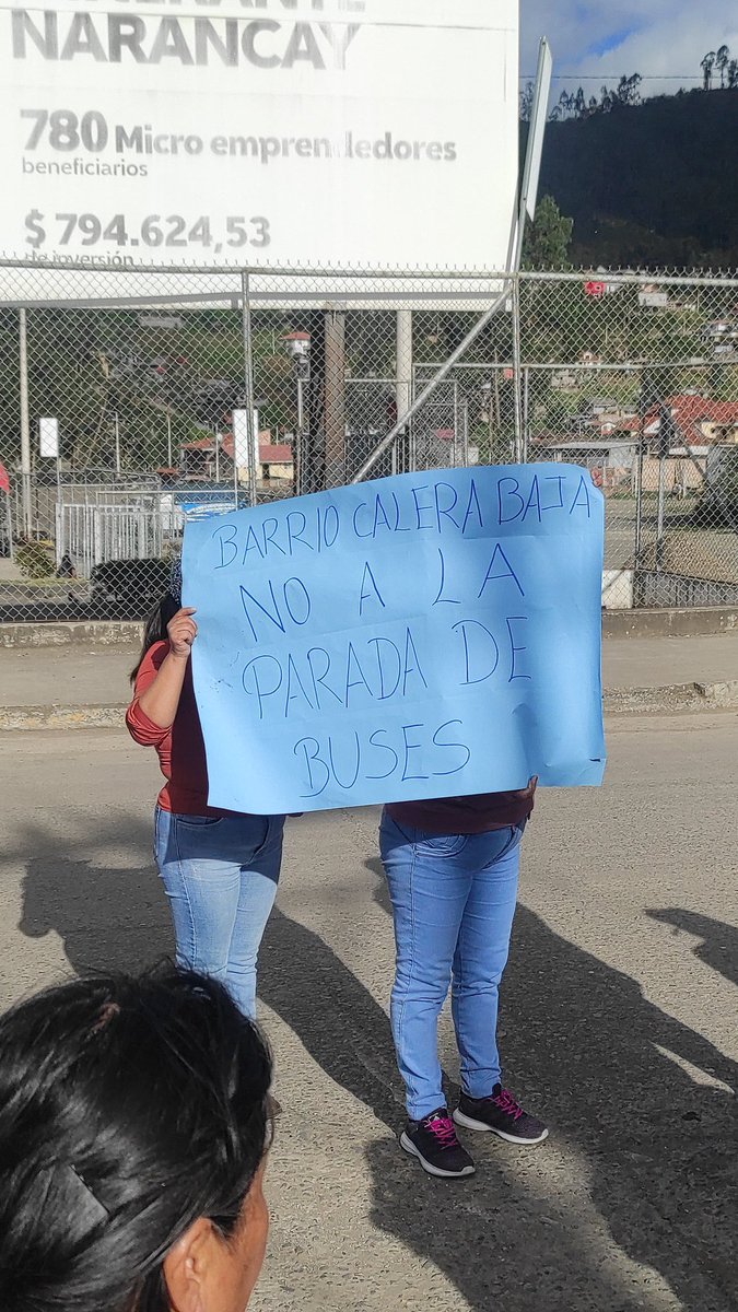 Sanchezmendieta's tweet photo. Moradores del barrio Calera Baja, al sur de #Cuenca, protestan en contra de la parada de buses interparroquiales e interprovinciales que el Municipio de Cuenca planifica colocar en esta zona. Fotos: @ceramon70_cesar https://t.co/1dBRvTb4Cd