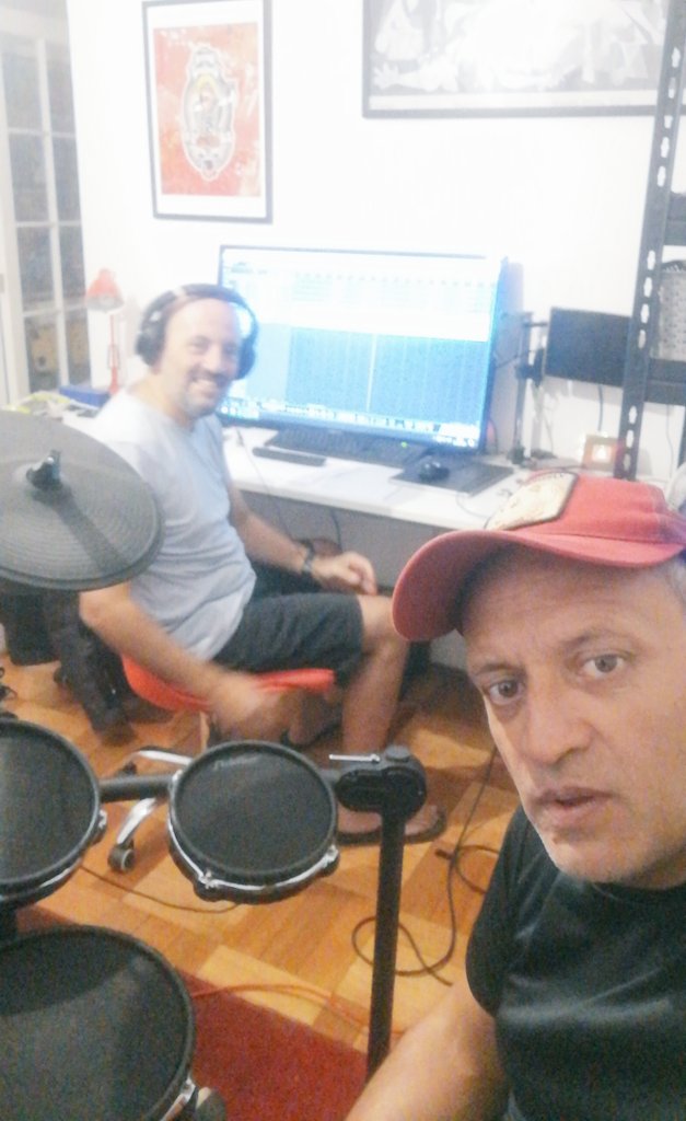 mantomo's tweet image. Jajaja... Con mi bro TJ. Ensayando, inventando nuevos temas y grabando primeras versiones.