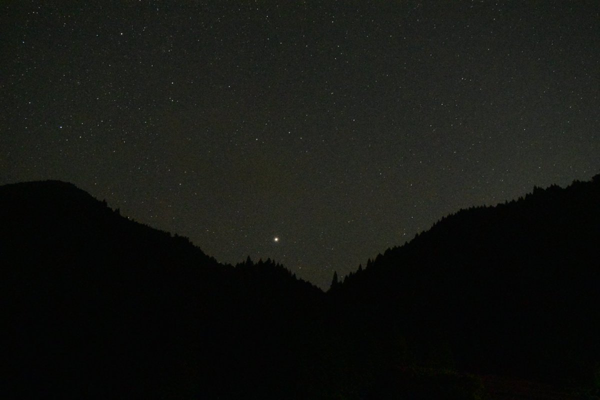 TETU25768423's tweet photo. 昨晩、綺麗に晴れたんでカメラで星空写そうと張り切ったんですが、その割に大して繊細に写せませんでした☺️やっぱり場数を踏まなければ…
#NICON
#D5300
#iso10000
#15sec https://t.co/2VPJg7GUxu