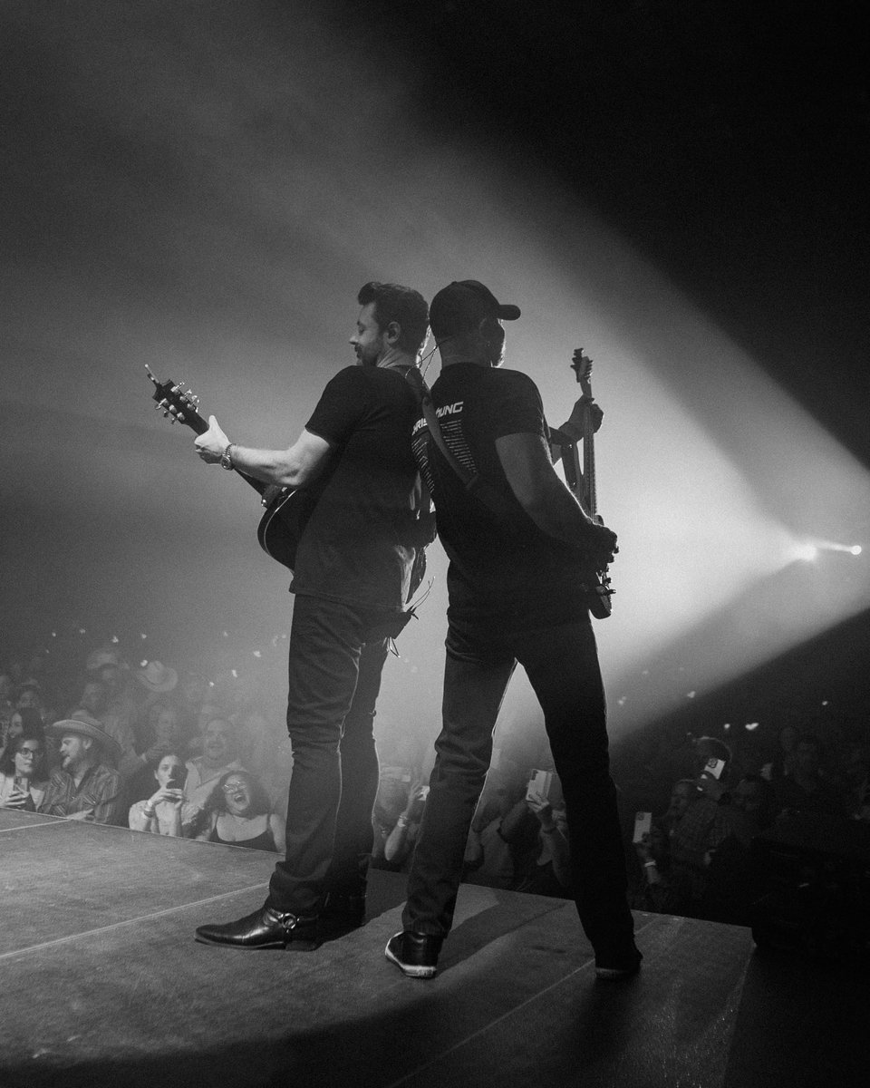 ChrisYoungMusic's tweet photo. Let’s hear it for Saturday nights!!! Texas, thank y’all 🤘 https://t.co/Vr27Dgegdp