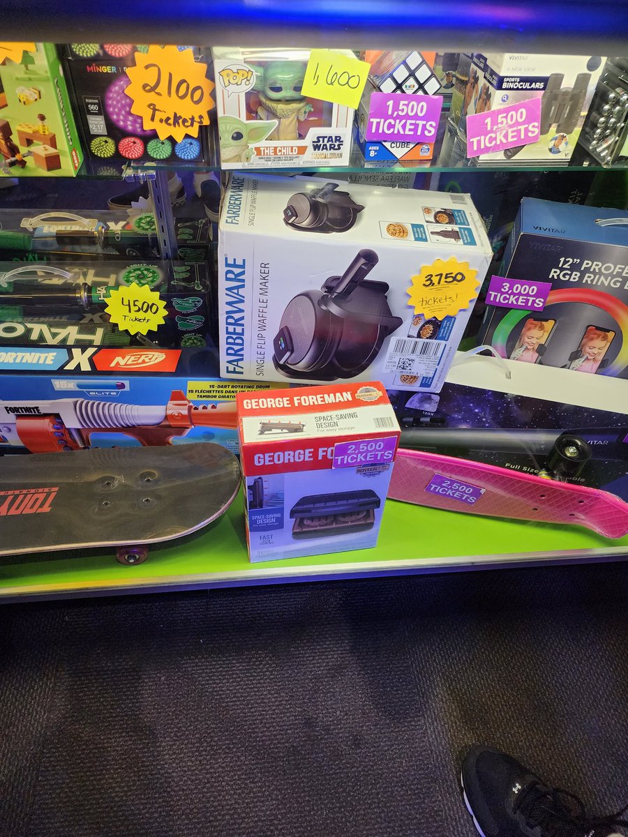 hewatza's tweet photo. George Foreman grill for 2,500 tickets isn't real it can't hurt me
George Foreman grill for 2,500 tickets: https://t.co/cvfYGrwqM9