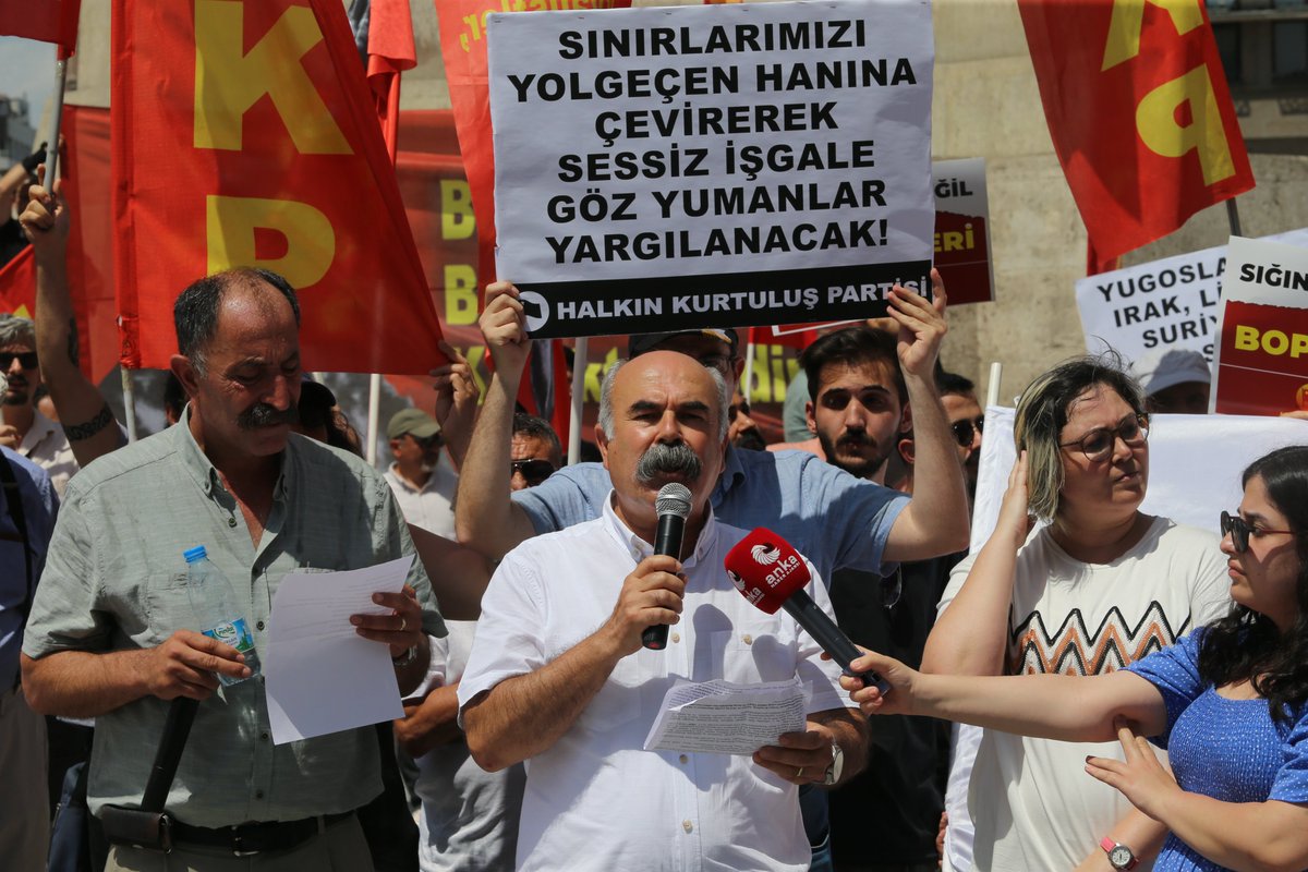 cumhuriyetgzt1's tweet photo. HKP'den AKP'nin göç politikasına protesto: Türkiye 300 milyar dolar zarara uğratıldı
https://t.co/RFD0xDuQOd https://t.co/09TtnUCNim