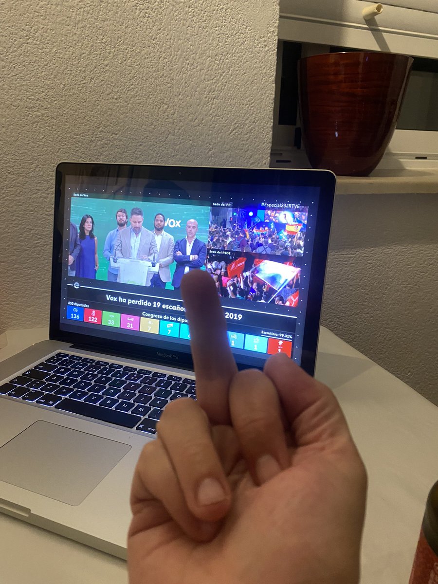 Pasajero8's tweet photo. A los del #QUETEVOTECHAPOTE ya sabéis lo que tenéis que hacer, comednos el CIPOTE!!
#Vox #VotaAbascal #Elecciones2023 https://t.co/USgeVRMLlz