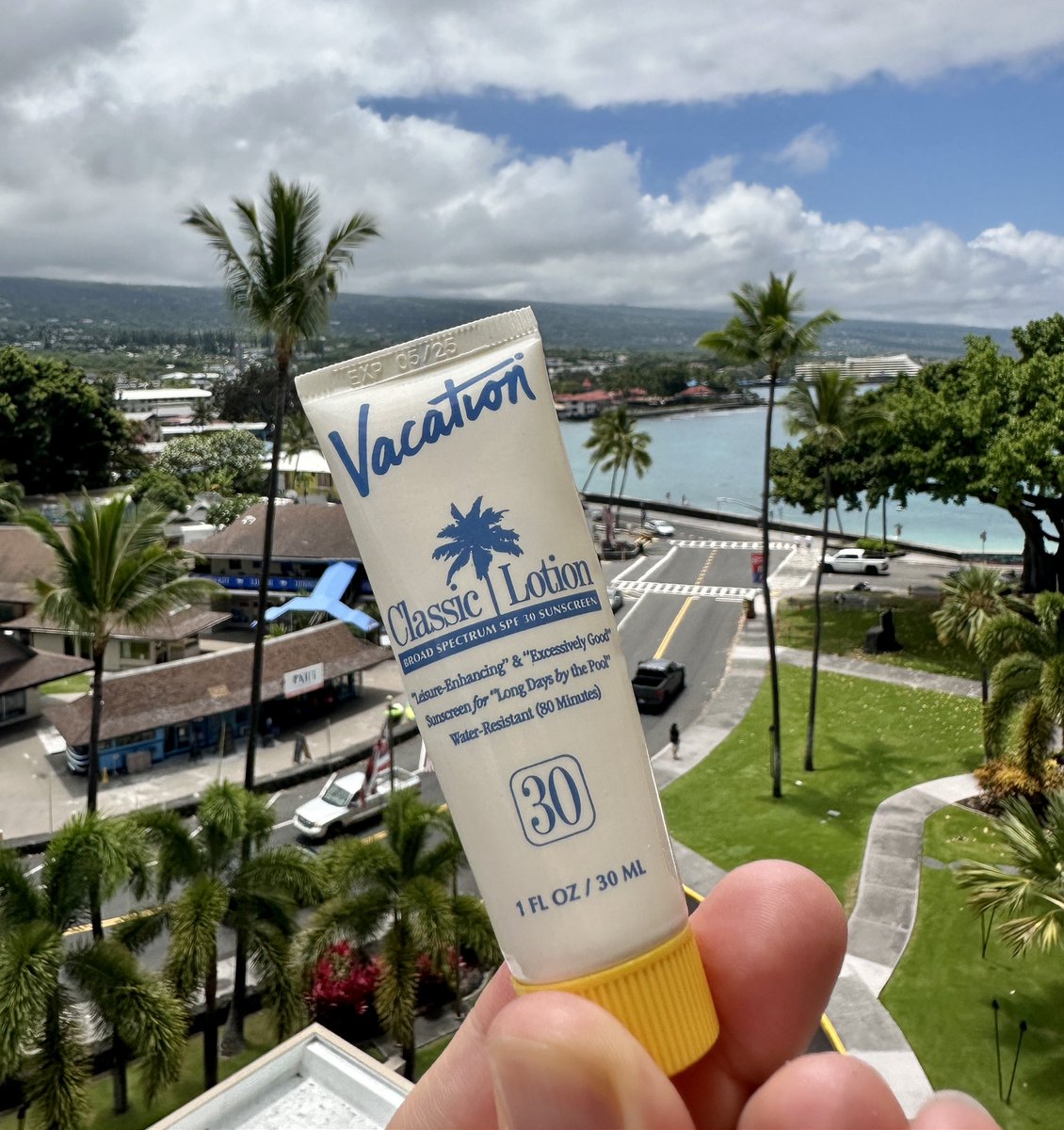 ChaseGausepohl's tweet photo. Thanks @AmericanExpress the airport lounges are awesome and the sunscreen you’re giving out really comes in handy. #SeattleLoungeBestLounge https://t.co/izReWiuBlc