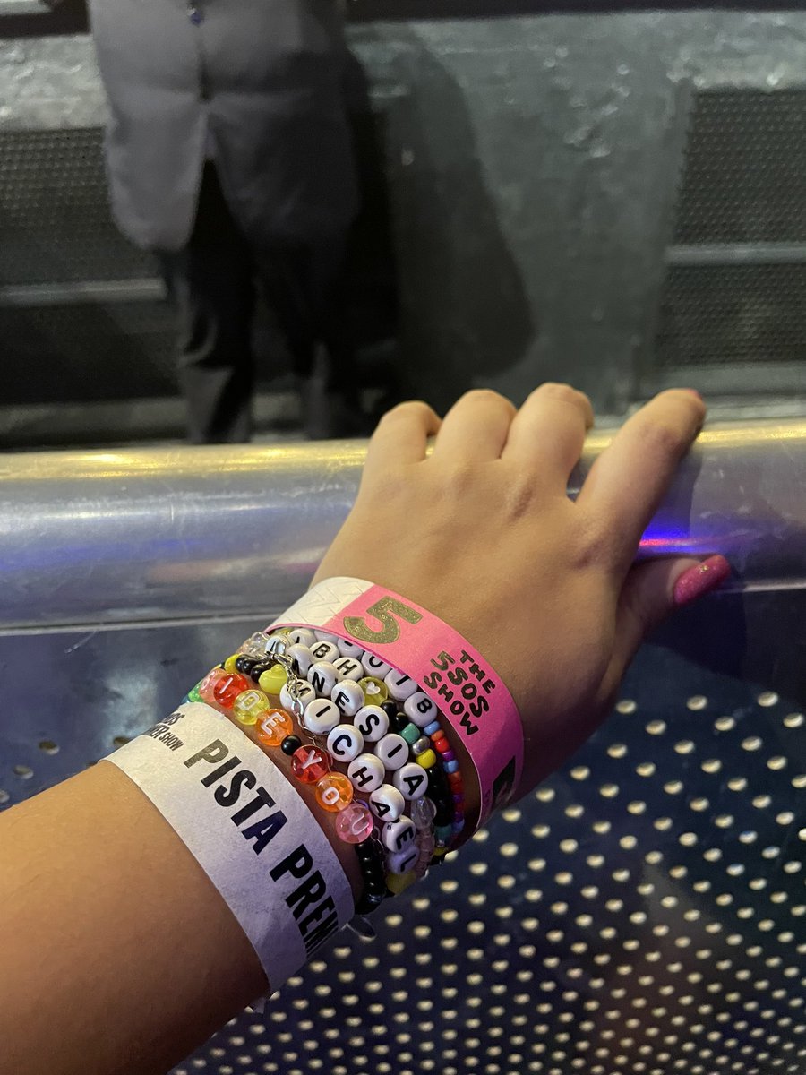 MendesAmaanda's tweet photo. EU VOU SURTAR😵‍💫 #The5SOSShowBrazil #The5SOSShowBR #The5SOSShowRio https://t.co/tYtAcIklwy