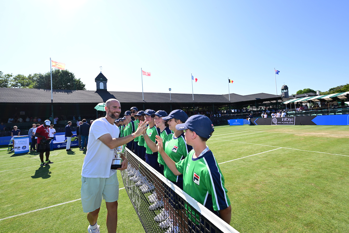 TennisHalloFame's tweet image. Your moment, @AdrianMannarino 🏆

The 10th trip to Newport was the charm! 🌱

@atptour | #InfosysHallofFameOpen