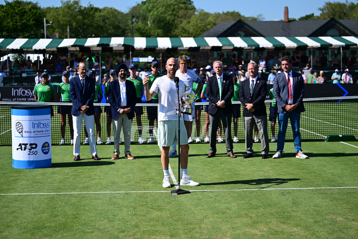 TennisHalloFame's tweet image. Your moment, @AdrianMannarino 🏆

The 10th trip to Newport was the charm! 🌱

@atptour | #InfosysHallofFameOpen