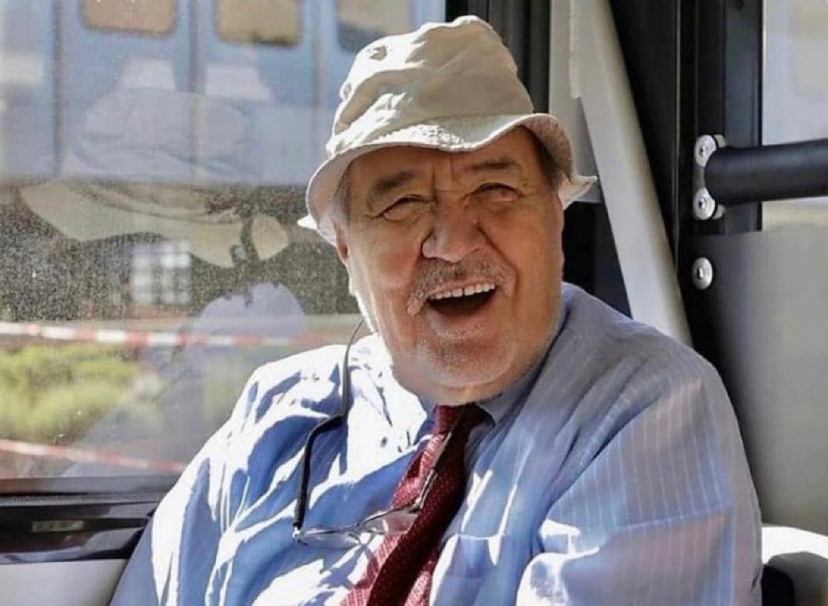 Gösteriş ve şatafat, cahillikten kaynaklanan aşağılık kompleksini örtme çabasıdır.

-İlber Ortaylı