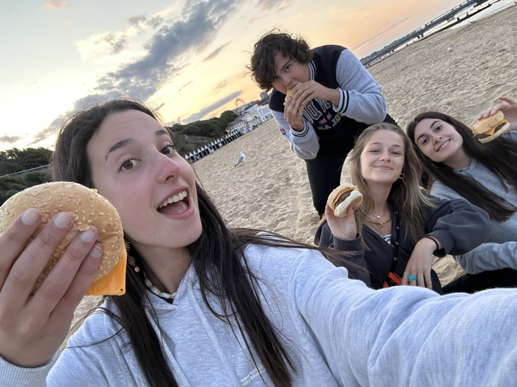 d4nr33's tweet photo. @iSad_Off en nuestro peak de felicidad 🥺📈❤️‍🩹 https://t.co/wmRWlJIZ9f