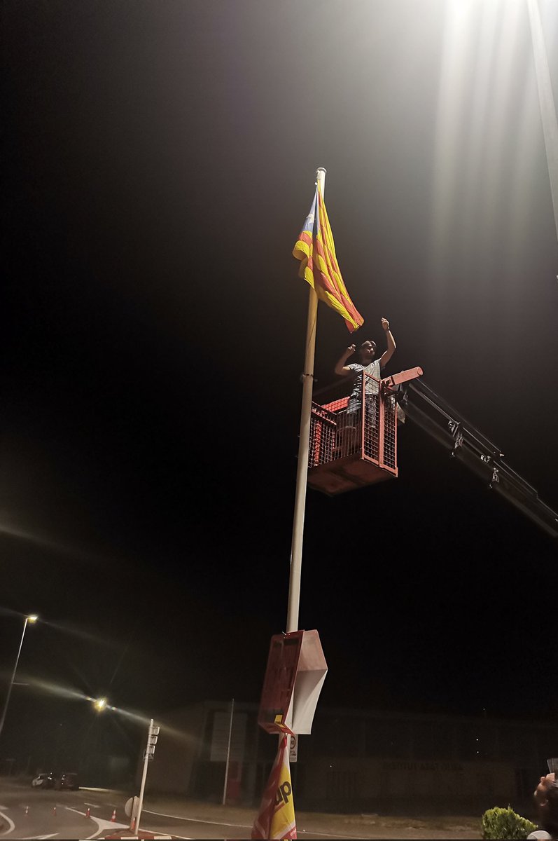 L'estelada ja torna a onejar a l'entrada de Ripoll... 😉

#GovernemRipoll
#SalvemCatalunya AAmb <a href="/CatalunyaAC/">Aliança Catalana</a>