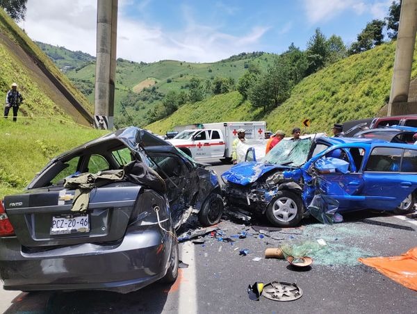 MTPNoticias's tweet photo. #DolorySangre 🔴 ¡Ayuda a localizar a sus familiares! Cruz Roja #Huauchinango difundió las placas de los dos autos colisionados este domingo en el km 133 + 400 de la autopista México - Tuxpan, para encontrar a los parientes de los cinco lesionados y cinco víctimas del choque, quienes no han sido identificados. Los heridos están internados en el hospital regional de Huauchinango.

🔗 https://t.co/t9762MP3L0