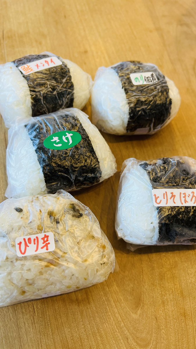 t_tatsuya0626's tweet photo. しばらく臨時休業していた
土屋米店のおにぎりが今日7/24復活！

おにぎり¥150/1個

土屋お墨付きの「ぴり辛い」が旨い
商品陳列されてなくても
言えば作ってくれます（材料あれば）

#おにぎり https://t.co/ukX1jzvFXL