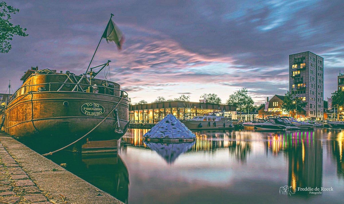 freddiederoeck's tweet photo. Avond #havenbeeld aan de #Piushaven Boulevard. Tijdens mijn wandelling na @KermisinTilburg mooi #blauwuurtje fotoreportage gemaakt voor het online Haven en Boulevard blog https://t.co/sYE6sWSXtE https://t.co/IntCknSTcJ