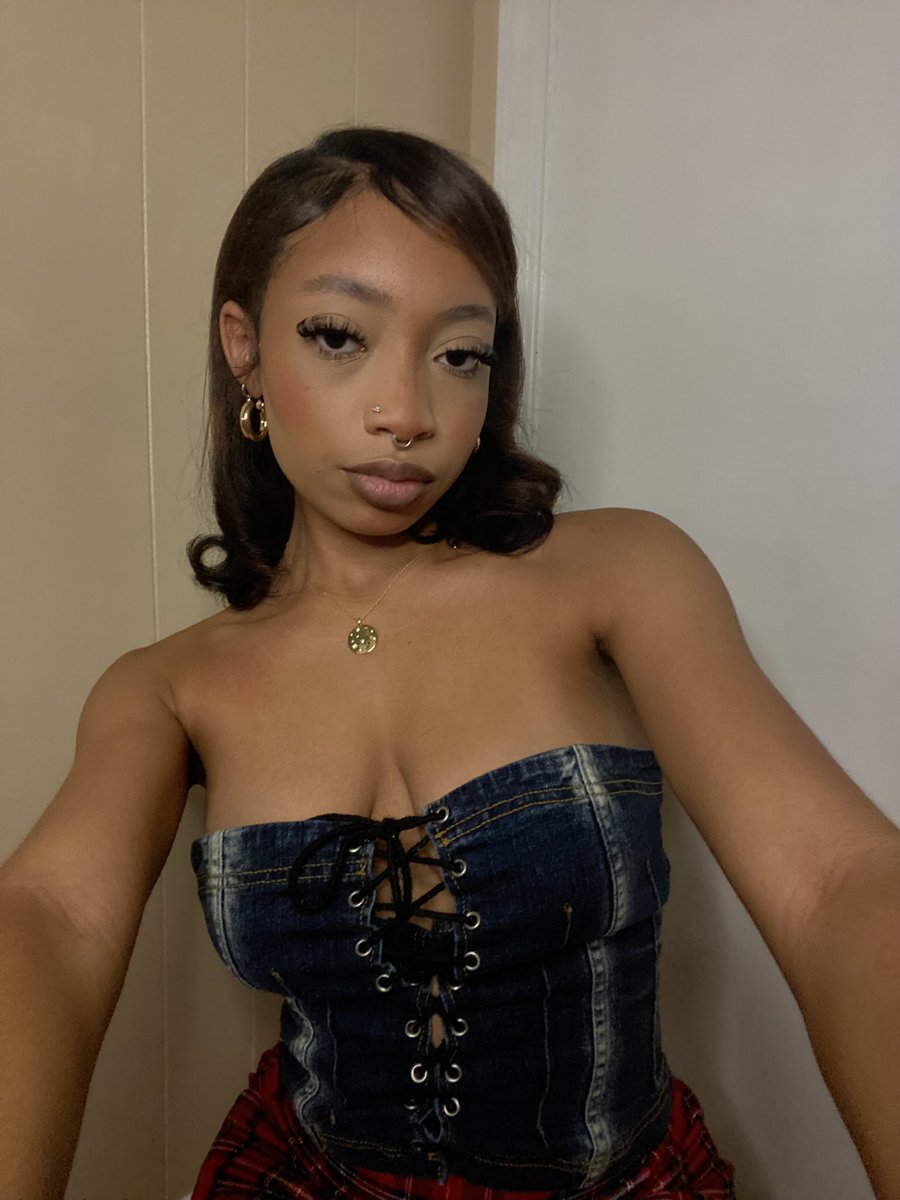 skieswlrd's tweet photo. STUNNA GIRL💸 https://t.co/n5bNeAAETN