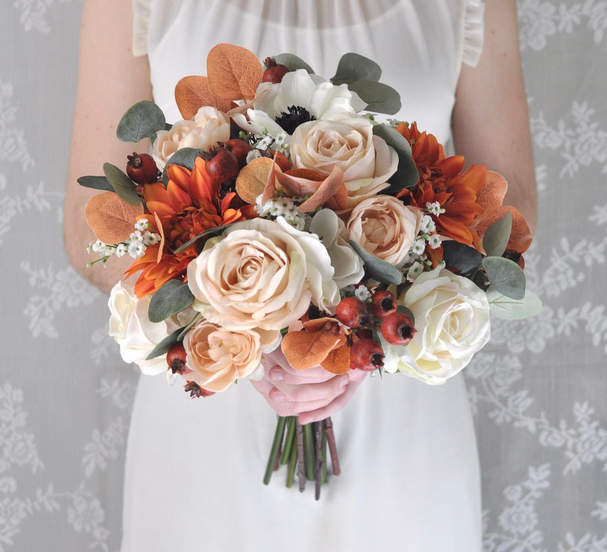 EmilinaB's tweet photo. Sonny forgives Nina for not telling him she put out the call to the SEC. They have a beautiful fall wedding and spend time boning all around their new, big home that includes a kitchen ☺️ #Sona 
(This is how I picture her bouquet #FallBride) https://t.co/1tMGmwwLn1
