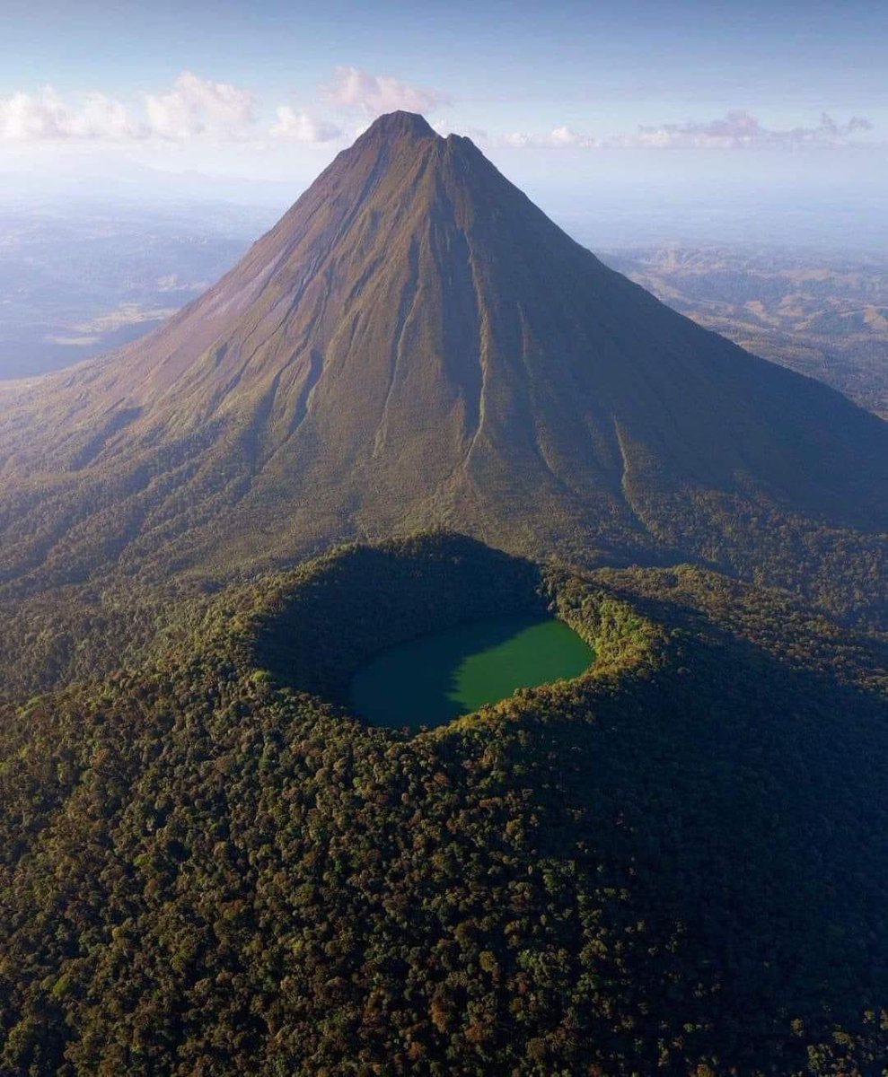 〽️#VolcánArenal y cráter Chato (#CostaRica 🇨🇷) una maravilla!