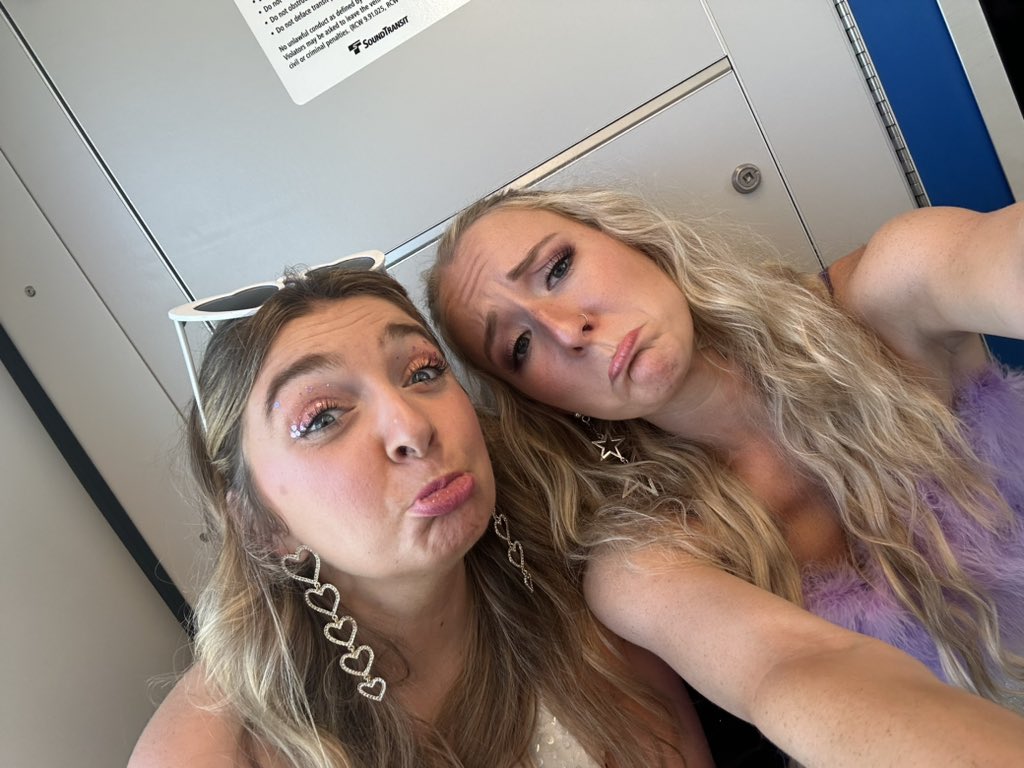RachelBeals42's tweet photo. @erastourticketz PLZ WE ARE ON OUR WAY AND TICKETLESS https://t.co/Ha0xq0JS5y