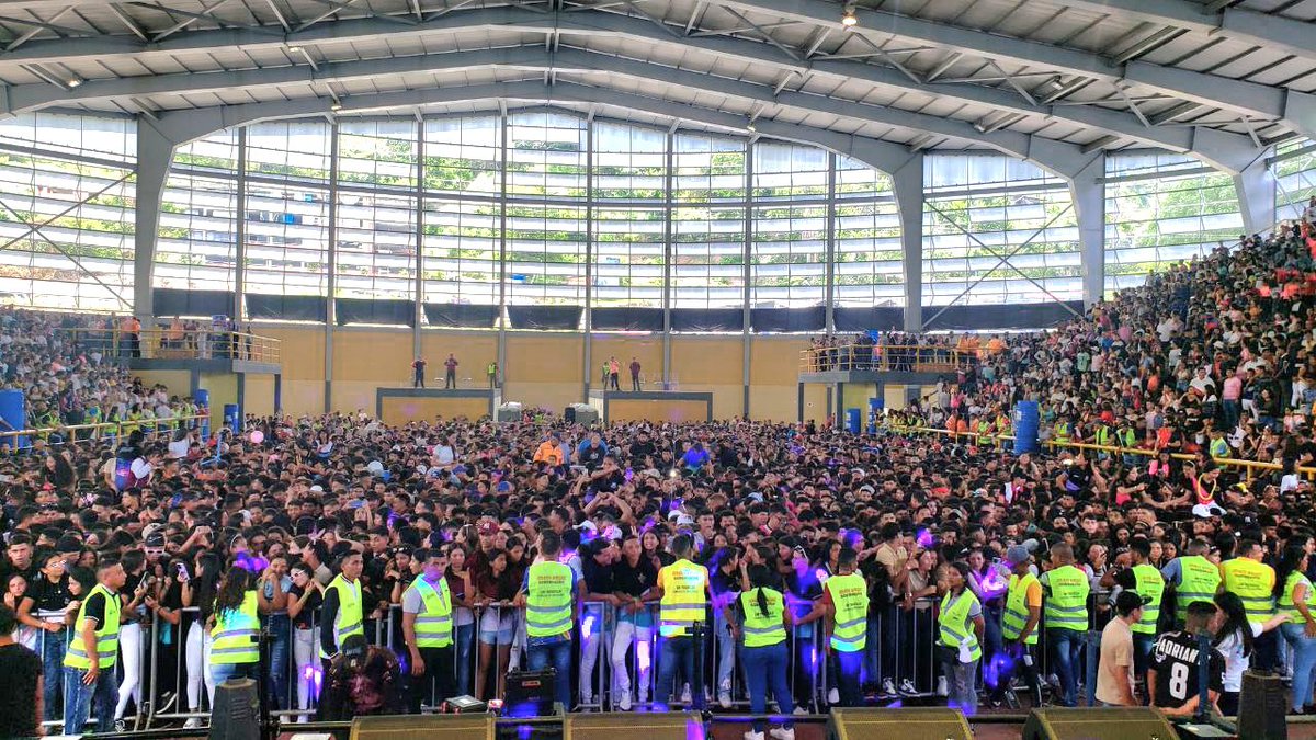 El Domo Bolivariano de Valera, retumbó de alegría y con la mejor energía de la juventud que bailó y gozó su concierto de “La Ruta Live del Bachiller”. Se merecen todo lo bonito por el esfuerzo que hacen para construir su futuro. ¡Viva la muchachada trujillana!