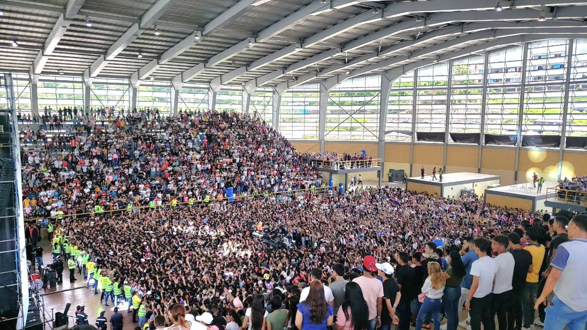 NicolasMaduro's tweet photo. El Domo Bolivariano de Valera, retumbó de alegría y con la mejor energía de la juventud que bailó y gozó su concierto de “La Ruta Live del Bachiller”. Se merecen todo lo bonito por el esfuerzo que hacen para construir su futuro. ¡Viva la muchachada trujillana! https://t.co/EEeTZK55iD