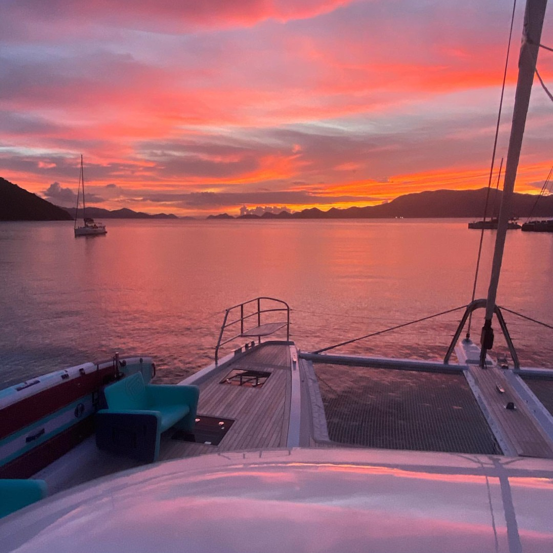 🌅 Just when you thought paradise couldn't get any better, the Caribbean sunset in the British Virgin Islands takes it to a whole new level! 🌴⛵️✨

#SunsetSail #CaribbeanDreams #BVISailing #YachtLife #ParadiseFound #crewedyacht #crewedcharter #crewedvacation #charteryacht #yacht