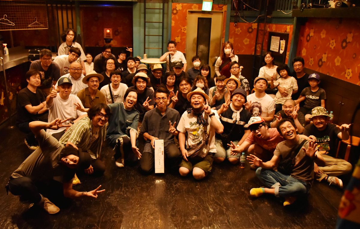 mitsufumittan's tweet photo. 昨夜は新宿紅布の開店20周年の同窓会でした~。いやー、楽しくて飲みすぎた笑。久しぶりの人たくさん、あと2日ぐらい時間欲しいね。みんな、また会う日まで元気でー!#ゴールデンシルバーズ #モノノフルーツ #ワイワイズ #lownumbers #太陽民芸 #傘ぶらんくわ #新宿紅布 https://t.co/b02Tbg98fL