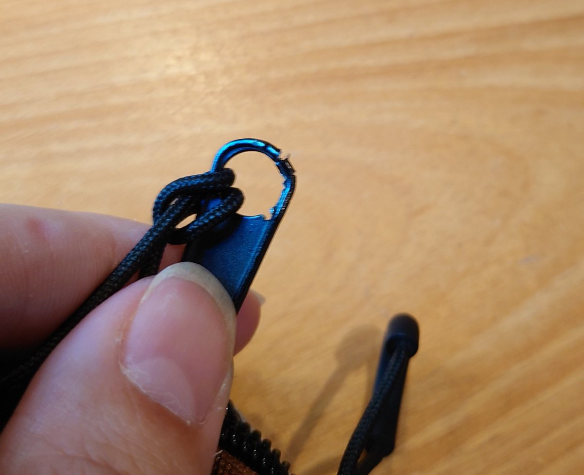 昨日、行った恐竜展のバッグ。
その場でグッズの確認は無かったので、検品済みだと思ったら まさかの酷い不良品😭
問合せ先が公式になく 情報探してます。#拡散希望

これ、縫い目のポケットにひかかってて 出すまで わからなかった！

#DinoScience #恐竜科学博 #恐竜 #東京ミッドタウン #六本木