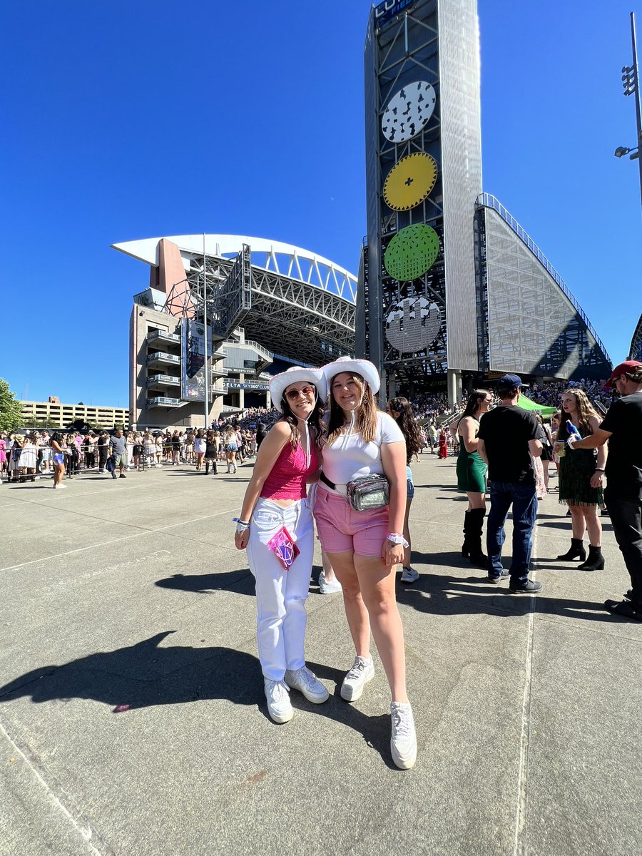 AlliMccrite's tweet photo. WE MADE IT IM ACTUALLY CRYING #SeattleTSTheErasTour 😭😭😭🫶🫶🫶 https://t.co/HZeAzO1Qxe
