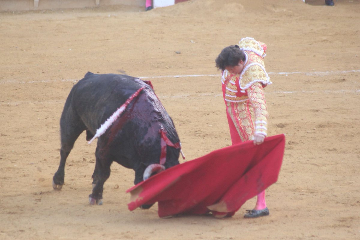 El arte y la magia se dan la mano para abrir la puerta grande en Roquetas de Mar. Emilio de Justo logra pasear tres orejas y Talavante corta una a cada toro, aunque merece más; a Roca Rey le faltó acierto en los aceros.