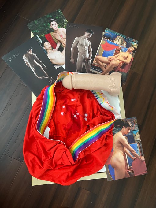 Sent these to a fan. Yes that&rsquo;s a clone of my dick.  @TylerWuHoo https://t.co/PRWcsWiWqK