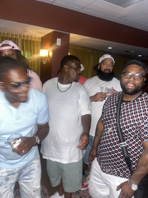 Celebrating folks G&rsquo;day with the Guys 💙😎🍾#chicago #southsidechicago #073 #trayward https://t.co/F4V0<a href="/tag/chicago"class="tags">#chicago</a><a href="/tag/southsidechicago"class="tags"><span>#southsidechicago</span></a><a href="/tag/trayward"class="tags"><span>#trayward</span></a>