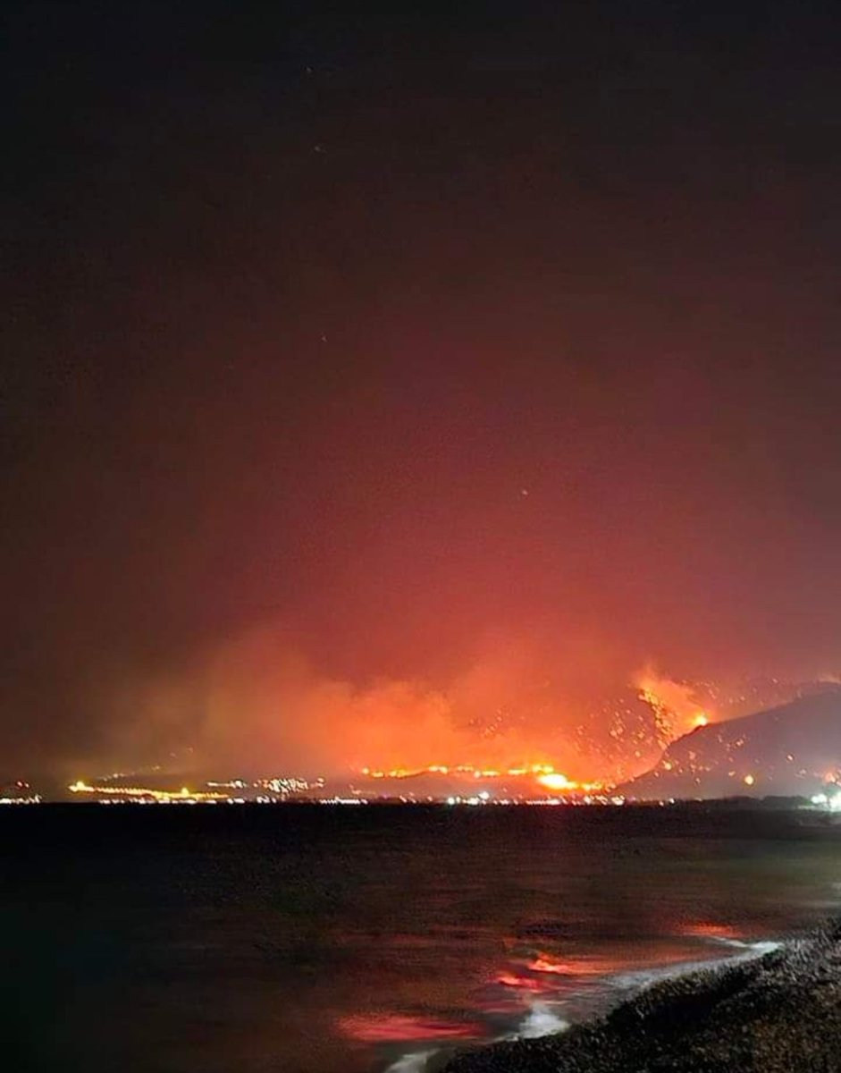 Outis_161's tweet photo. Πανοραμική εικόνα από τη φωτιά στην περιοχή του Αιγίου #φωτια #φωτιά #Αιγιο #αιγιαλεια #Διακοπτό https://t.co/Hx99wzz38c