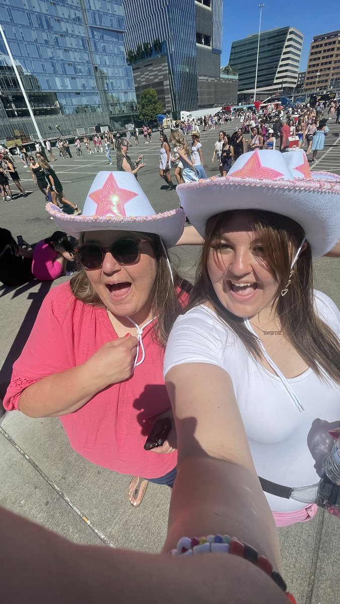AlliMccrite's tweet photo. ME AND MY MOM HAVING THE BEST DAY🫶 #SeattleTSTheErasTour https://t.co/nfSIlOAwyx