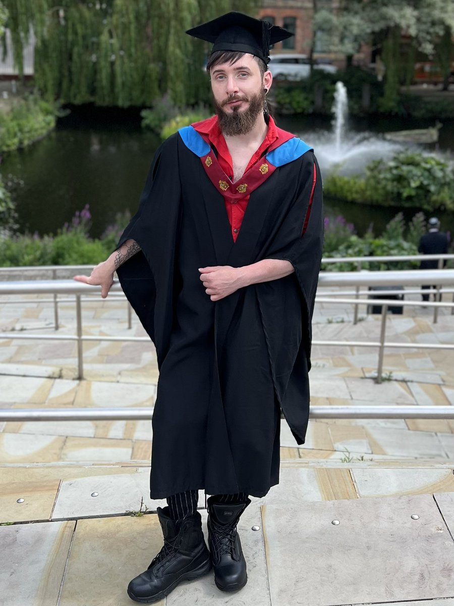 SharonAnnO's tweet image. I can’t walk since last night. On bed rest for now and crying with the pain but was worth it to see my eldest graduate. I’m so proud, after all he’s going through. The only way is up baby ❤️

#BAHons #MMU #studentvoiceaward #homeless #chronicpain #osteopenia