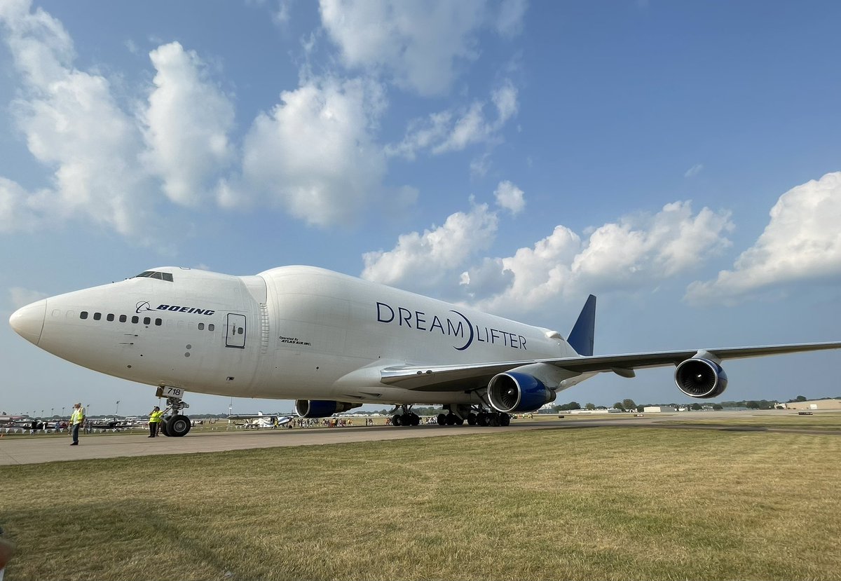 🛬 The #dreamlifter has arrived! #OSH23 🤩✈️
