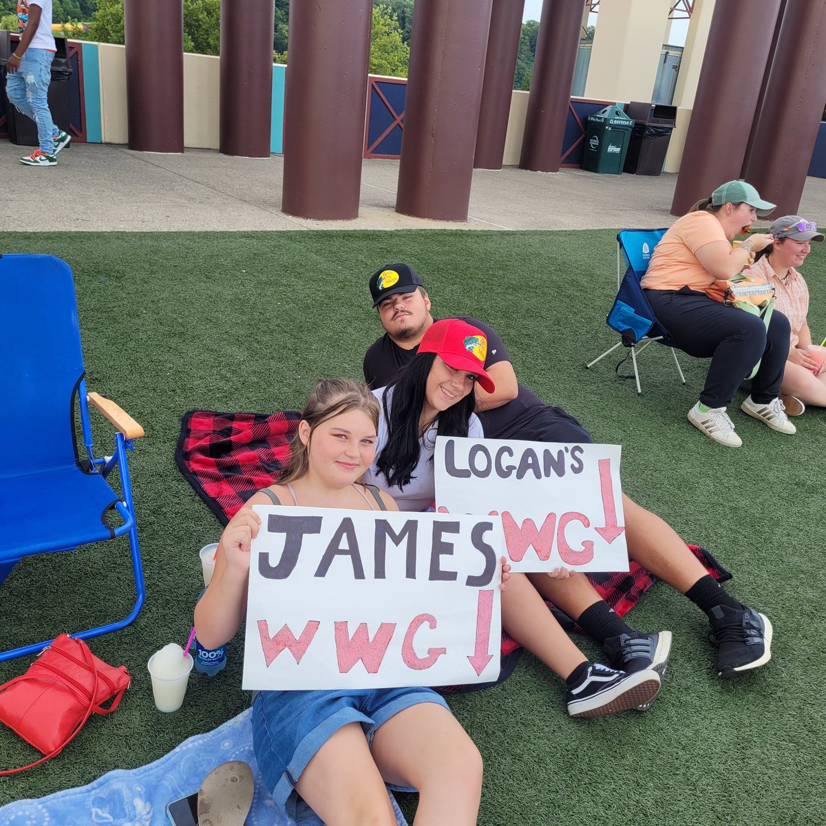 810ACE's tweet photo. Waiting to see @Jax. She is Jenna's very favorite! Terri's super excited to see Big Time Rush! https://t.co/rPrYPSm549