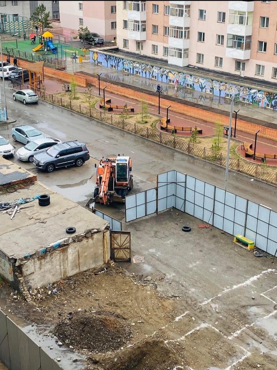 Граж нурааж газар чөлөөллөө гээд магтаж дуусаагүй байтал буцаагаад байшин барьж байх юм!! МАН бусдын өмчийг зөвшөөрөлгүй нураасныхаа дараа зүгээр юу ч болоогүй юм шиг барилга бариад эхлэв??! <a href="/SumiyabazarD/">Sumiyabazar MNG</a> та нар яг ямар хүмүүс вэ?