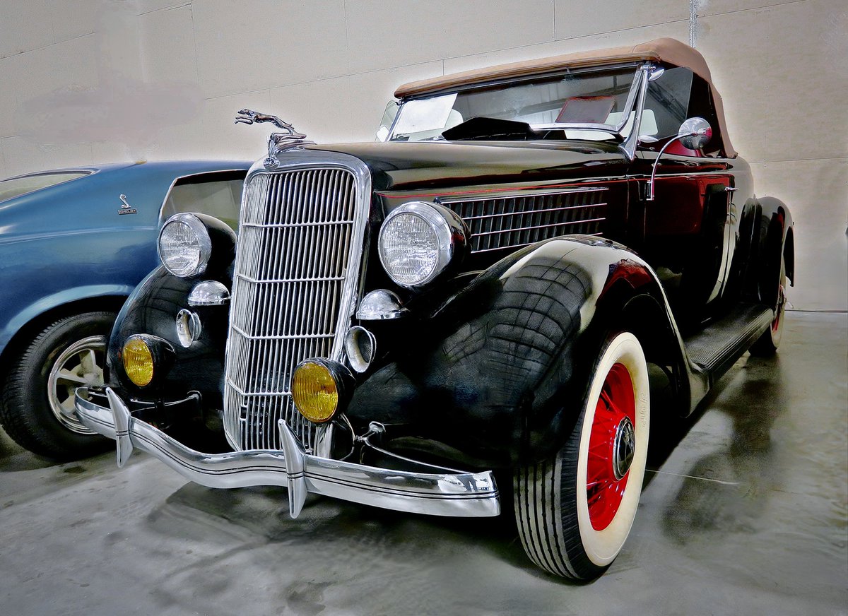 1935 Ford De Luxe Roadster at a Dallas, Texas, collector car dealership.
#35ford #1935ford #classicford #classicfords 🇺🇸