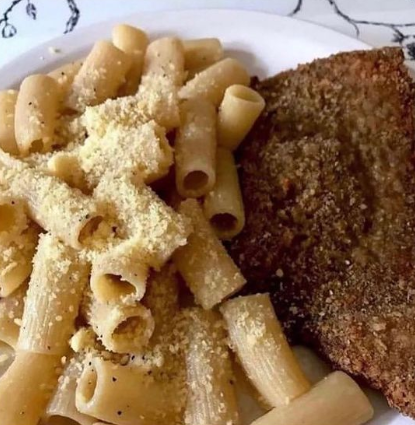 Flantasma1's tweet photo. Las milanesas con fideos con manteca son algo muy parecido al amor https://t.co/aACTGpjY33